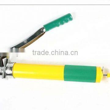 Hand operated hydraulic grease gun