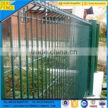 2017 Supplies Garden fence the color of brown weld round top metal triangle bent mesh fence