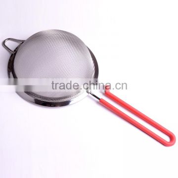 mesh strainer with silicone cover handle