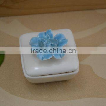 Wholesale White Ceramic Trinket Box With Flower Shape Design photo-2