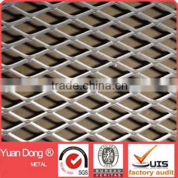 Portable flatten expanded metal mesh fence