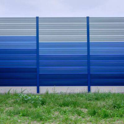 Pizarra de reducción de ruido de barrera acústica de acero galvanizado certificada ISO/CE, de alta resistencia, para carreteras/industria de acrílico PVC china
