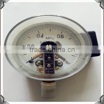 Electric contact pressure gauge with gas