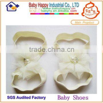 Plain white flower fancy baby shoes