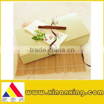 Simple but elegant cake box, can put eight small cake.