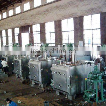 Vacuum drying machine