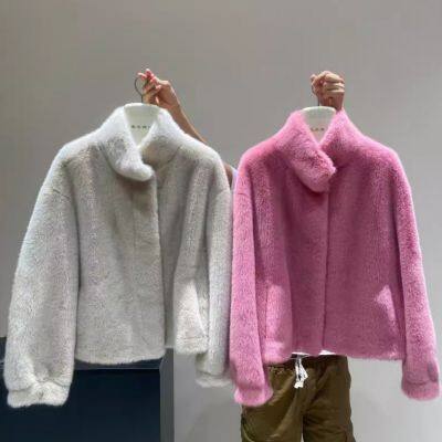 Umweltfreundlicher Pelzmantel aus Nerz für Frauen, kurz und zierlich, neues Design für den Winter 2024, mit verdicktem und warmen Stehkragen aus Pelz photo-3