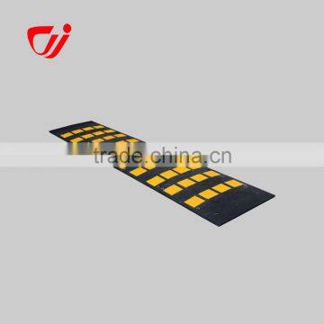 Black and yellow road hump for global market