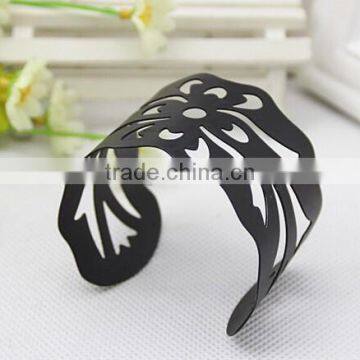 2015 Jewelry Gunmetal Hollow Flower Cuff Bangle for Girls photo-4
