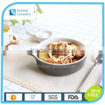 Ceramic wholesale round baking remakin with handle for home use