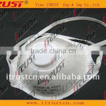 Dust mask with adjustable noseclip
