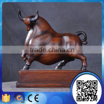 Wholesale office decoration accessories resin animal sculpture resin cow statue for table decor