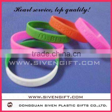 debossed fashion silicone bracelet for promotional gift