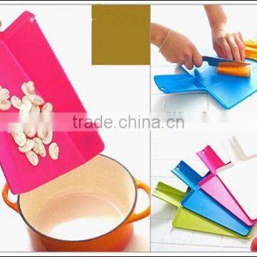 Plastic Spade Shape Cutting Board