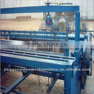 Crimped wire mesh weaving machine