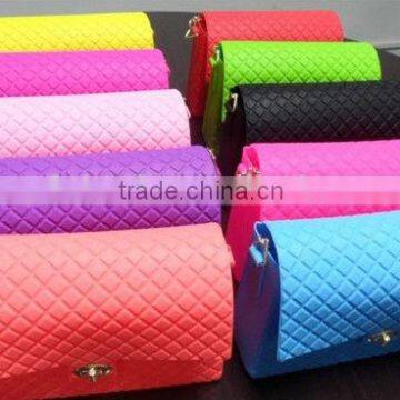 Round Shaped Button and Metal Chain Silicone Bag