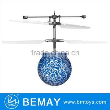 2016 New product flashing disco ball auto-induction flying ball induction helicopter with light