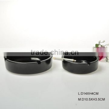 black glass ashtray / Round the ashtray / glassware