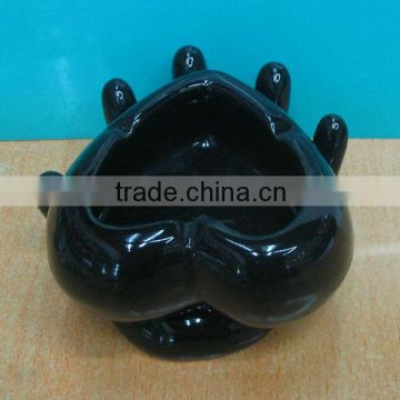 Novelty gifts decorative heart shaped ceramic ashtray with hand shaped tray