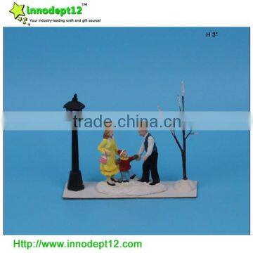Wholesale Christmas decoration craft, resin Christmas baubles family set and lamp