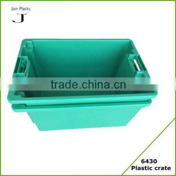 Stackable and nestable plastic crate for the fishing industry