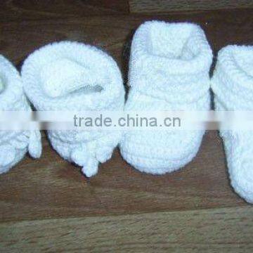 white color snow design handmade baby socks