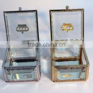 A square glass jewelry box jewelry box to receive a gift box