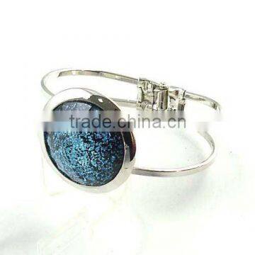 Fashion bangle with round plastic pendant