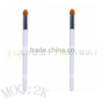 Taklon blending brush