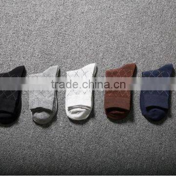The new spring and summer minimalist dotted line grid pure cotton socks absorb sweat deodorant business men in tube socks