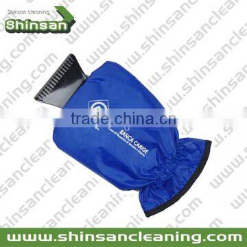 2017 hot selling warm ice scraper with glove/custom ice scraper with glove/window ice scraper glove