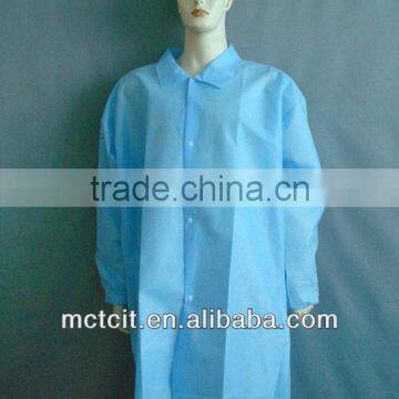 Disposable light blue PP lab coat with elastic cuff and white buttons