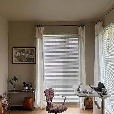 Алюминиевые жалюзи 25 мм с ручной цепной системой управления. Ламели из алюминия толщиной 0,21 мм