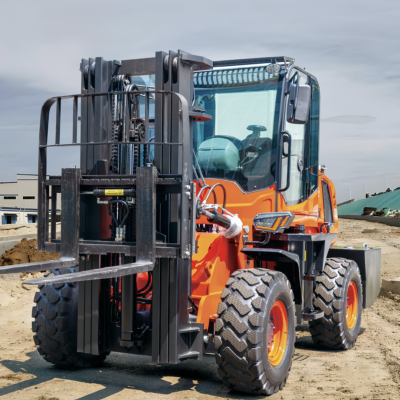 Внедорожный погрузчик различной грузоподъемности с вспомогательными устройствами