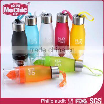 Fashion BPA Free Plastic Sport Drink Bottle Custom / Mochic Tritan Lemon Squeezer Fruit Juice Drinking Water Bottle