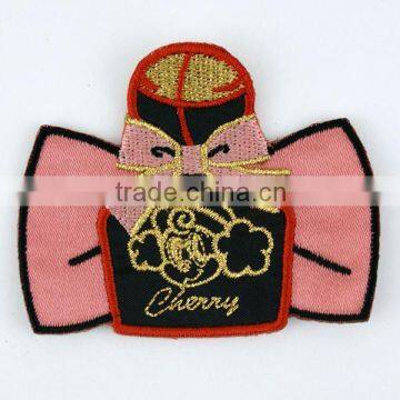 Customized embroidery clothing patch with gold thread/High Quality Custom Embroidered Badges