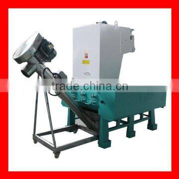 Waste plastic crushing machine