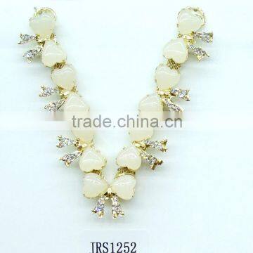 China Wholesales Elegant Acrylic Rhinestone Shoe Accessory for Woman Scandal in Bulk