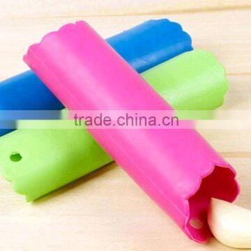 china factory hotsale Convenient kitchen vegetable tools silicon garlic peeler