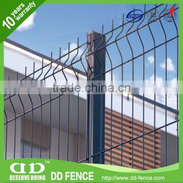 Simple structure welded mesh fence