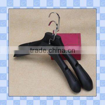 Customized High Quality Heavy Duty Black Plastic Hanger With Metal Hook for Suit/wholesale Hanger Manufacturer photo-3