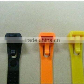 Quick releasable thin plastic cable tie