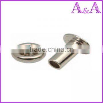 Double cap rivet spike for garments