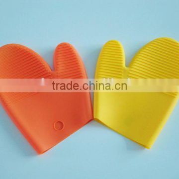 Heat and slip resistant non-stick silicone kitchen gloves