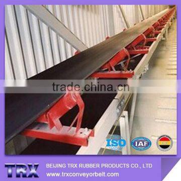 Solid woven fabric conveyor belt with rubber surface