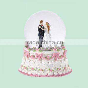 Newly Decorative Wedding Couple Wholesale Resin Snow Ball