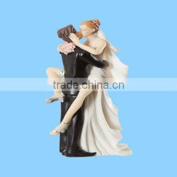 Sweet ceramic bride&bridegroom kiss figurine for wedding