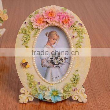 small oval european-style resin frame