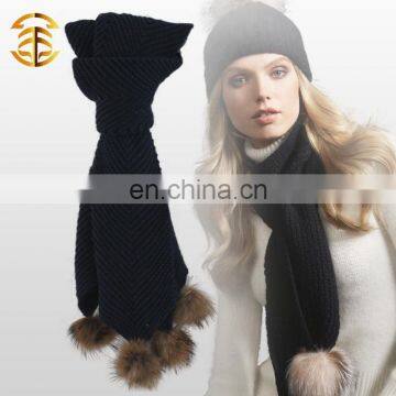 2015 New Product Fashion Customized Warm Winter Scarf with Raccoon Fur Pom Pom Knit Crochet Scarf