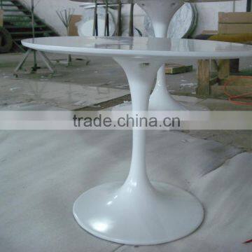 Dining Room Eero Saarinen Fiberglass Tulip Table photo-4
